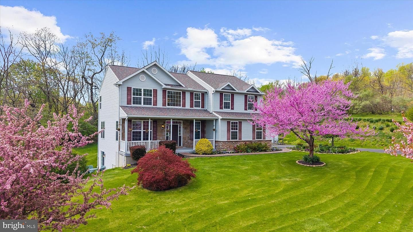 4 Kerryn Dr Robesonia, PA 19551  | Single Family