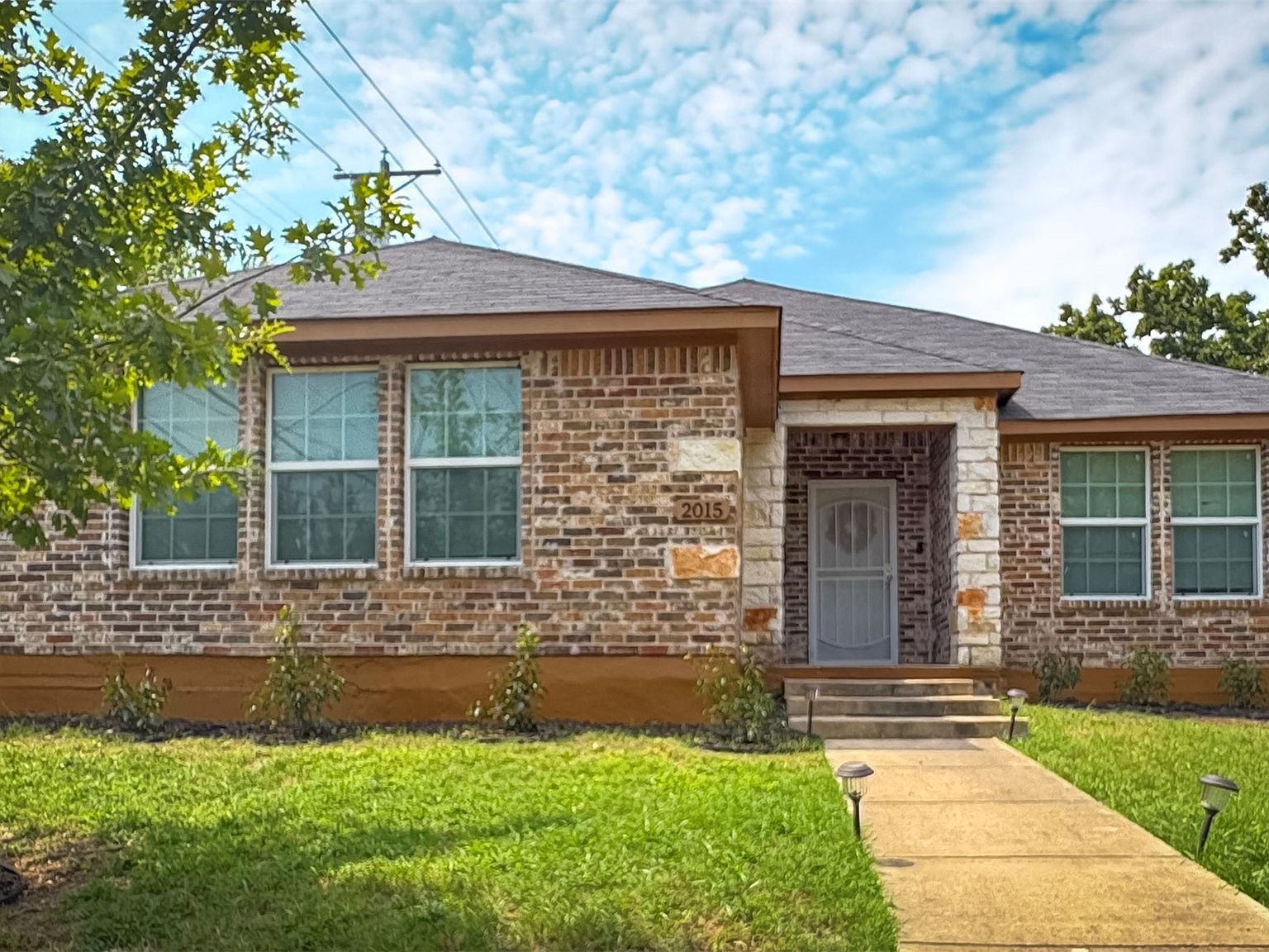 2015 Harlandale Ave Dallas, TX 75216 - Thumbnail 2