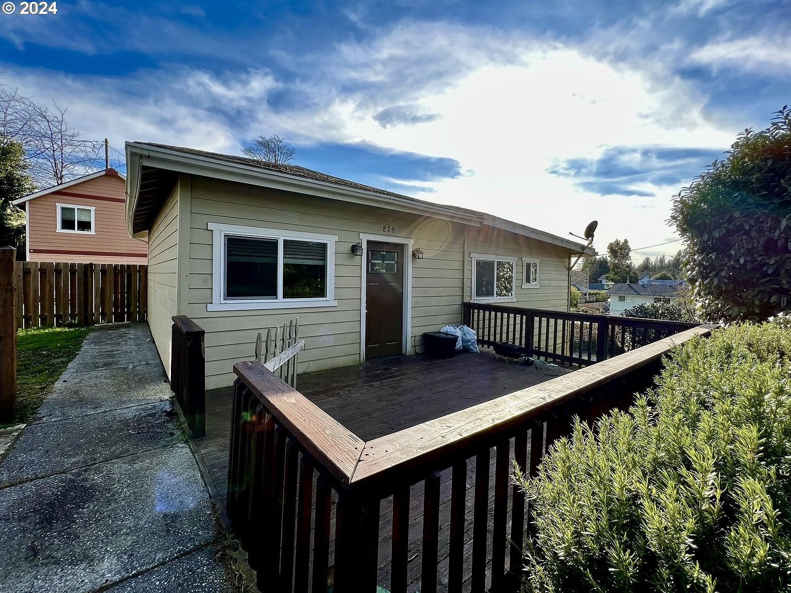 879 State St North Bend, OR 97459 - Thumbnail 2