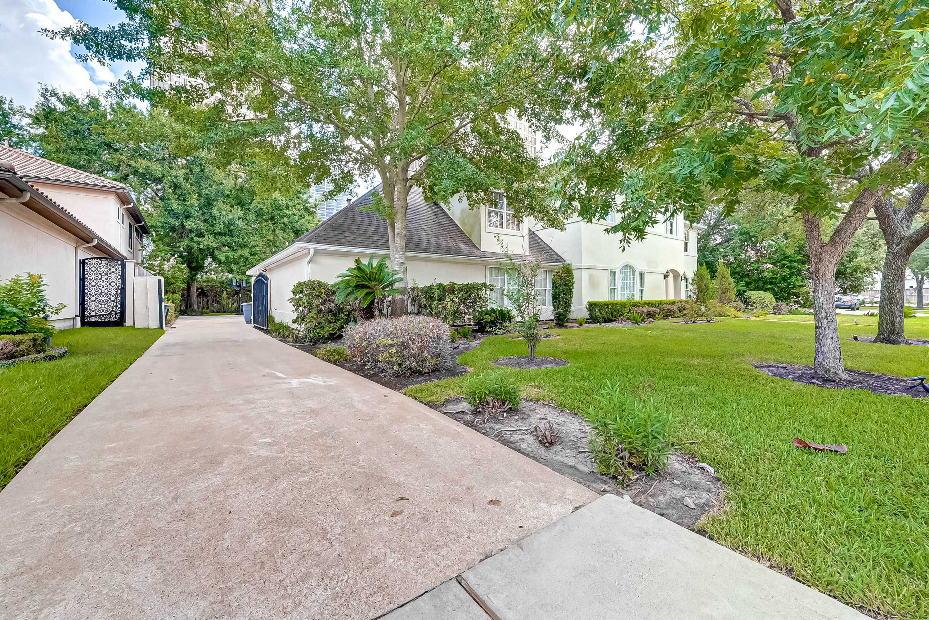 5152 Huckleberry Circle, Houston, Texas 77056, USA, TX - Thumbnail 2