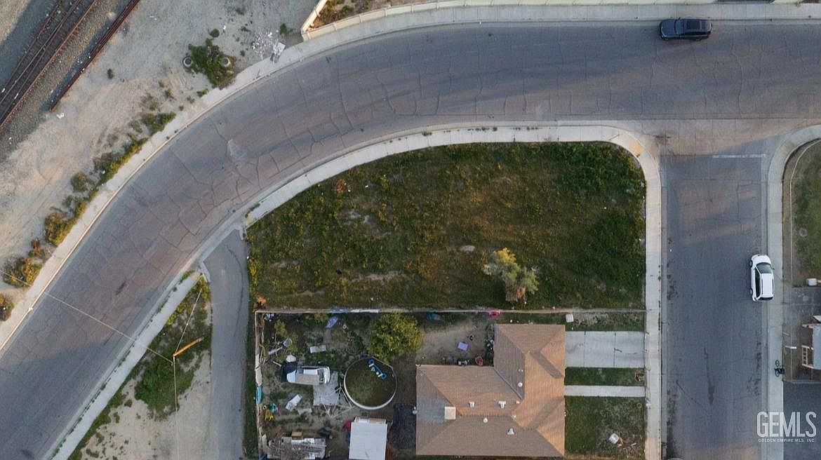 103 Clifton St Bakersfield, CA 93307 - Thumbnail 2