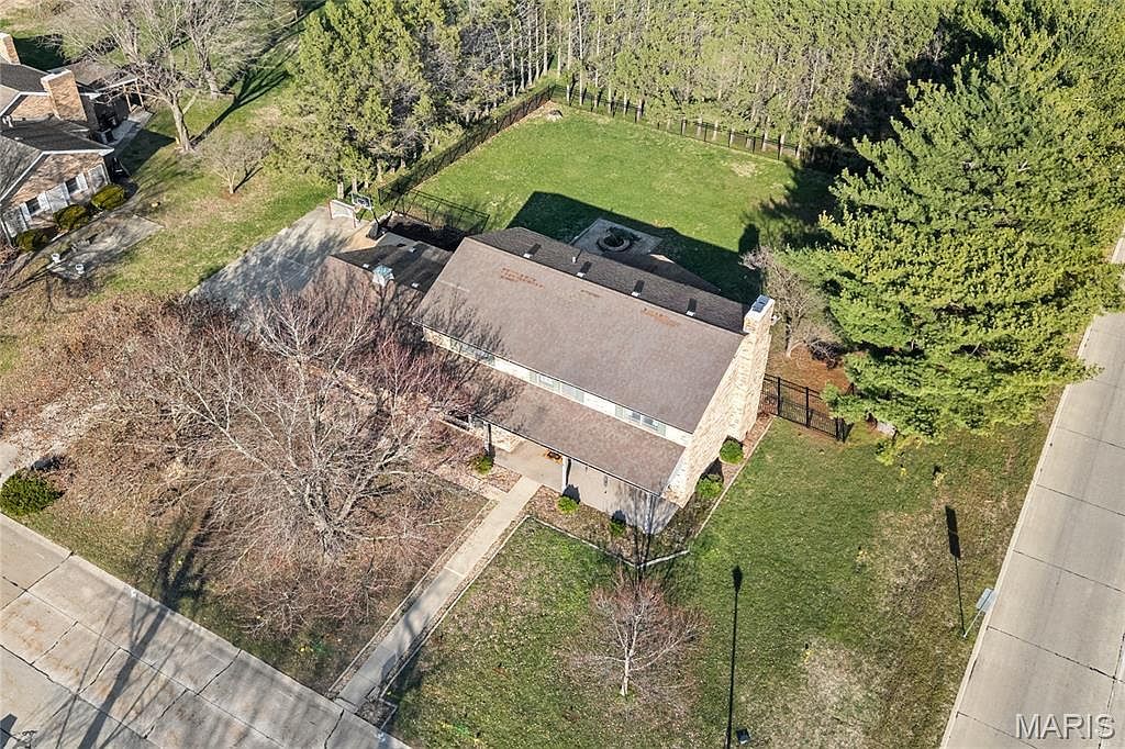 2 Lindenleaf Ln Belleville, IL 62223  | Single Family
