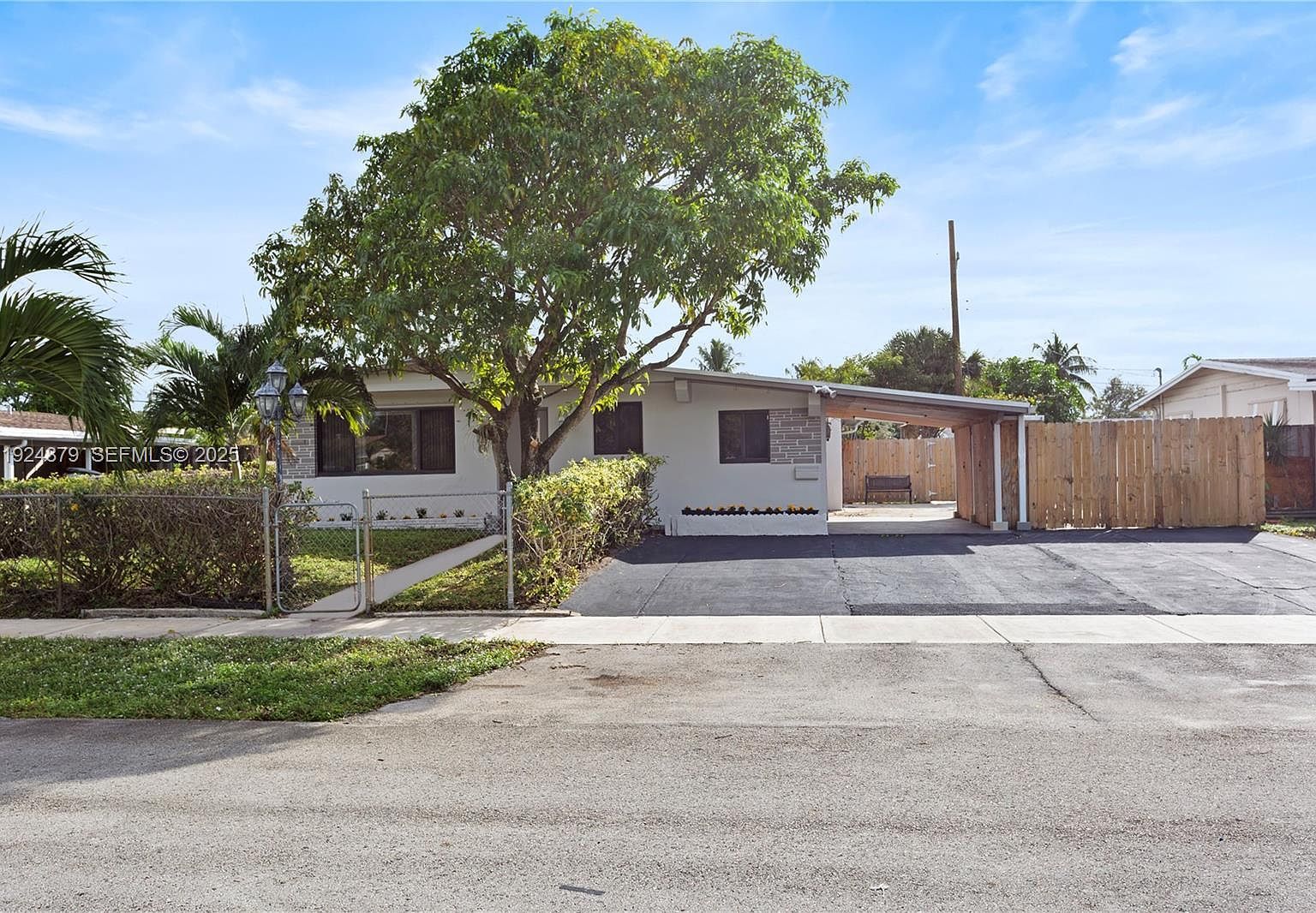 1410 NW 42nd St Oakland Park, FL 33309 - Thumbnail 2