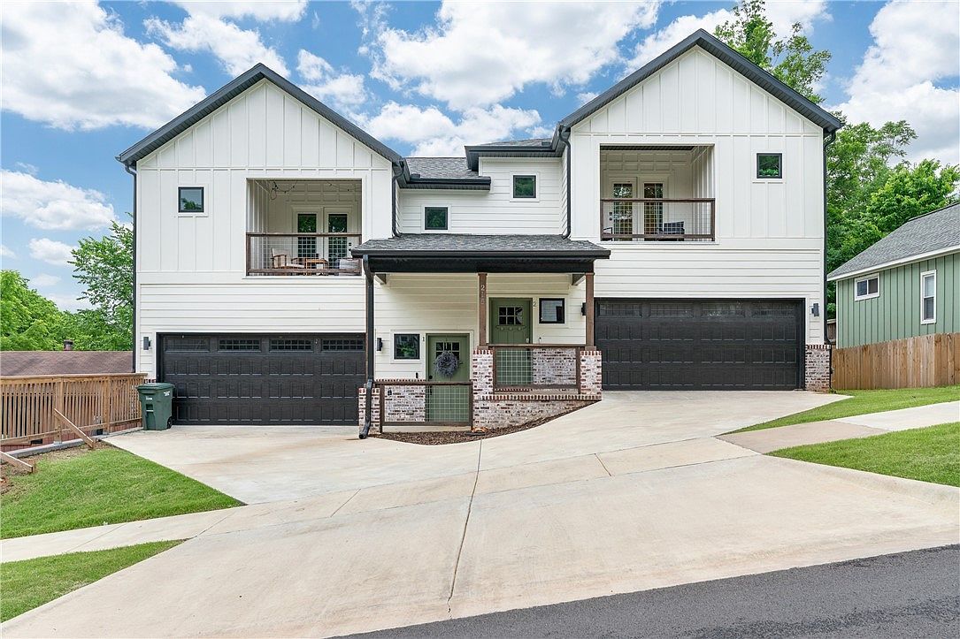 215 E Center St Fayetteville, AR 72701 - Thumbnail 2