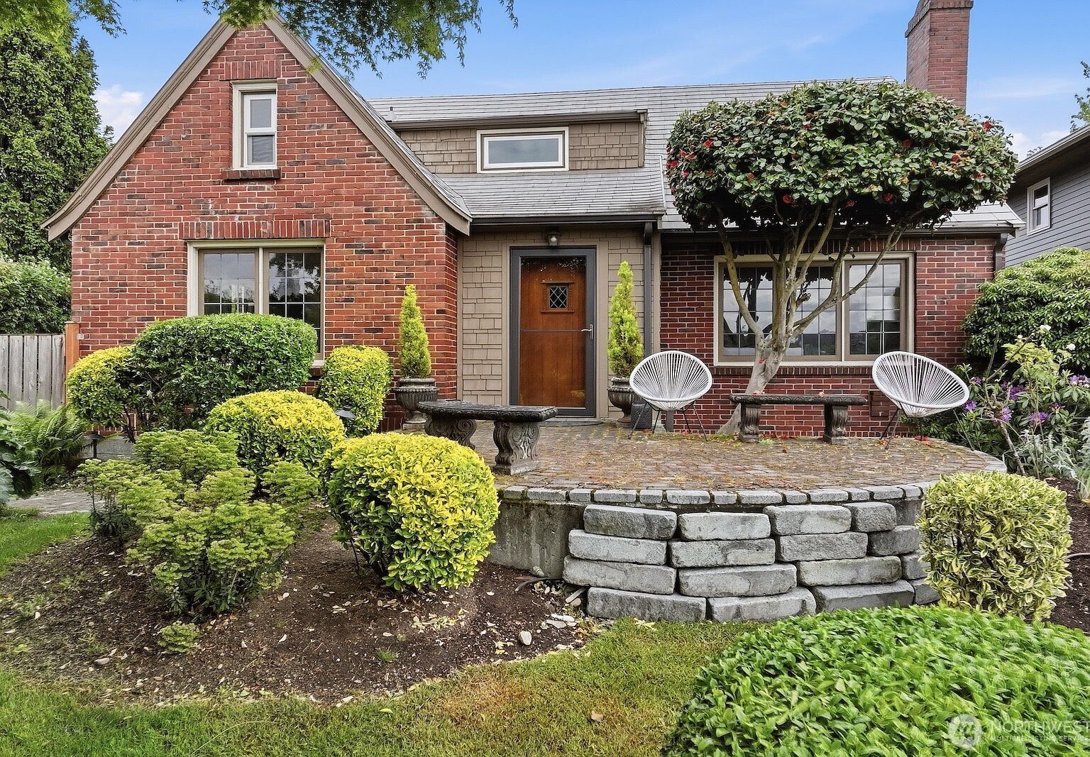 1560 28th Ave W Seattle, WA 98199, 98199