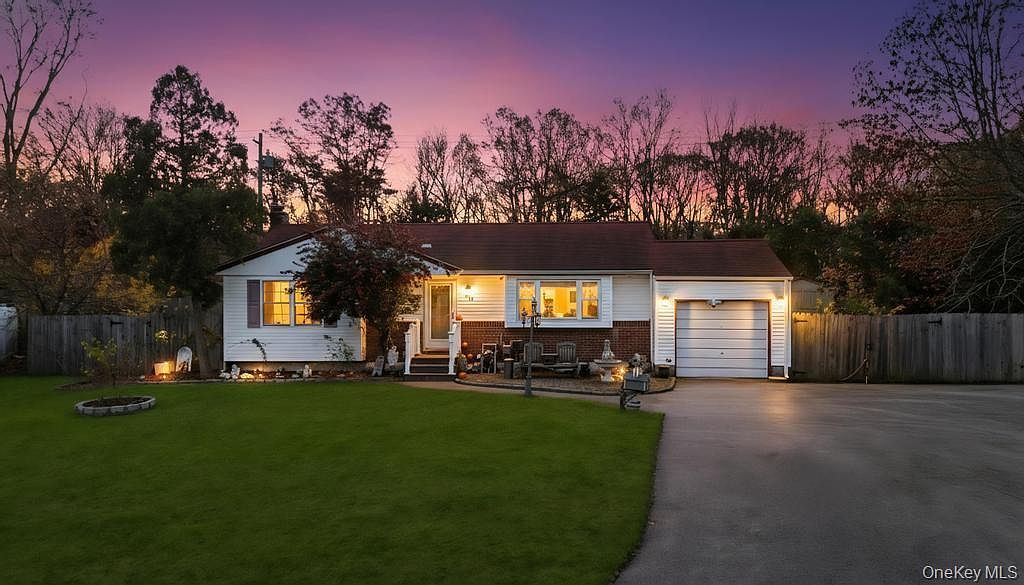 14 Urn Ct Brentwood, NY 11717  | Single Family