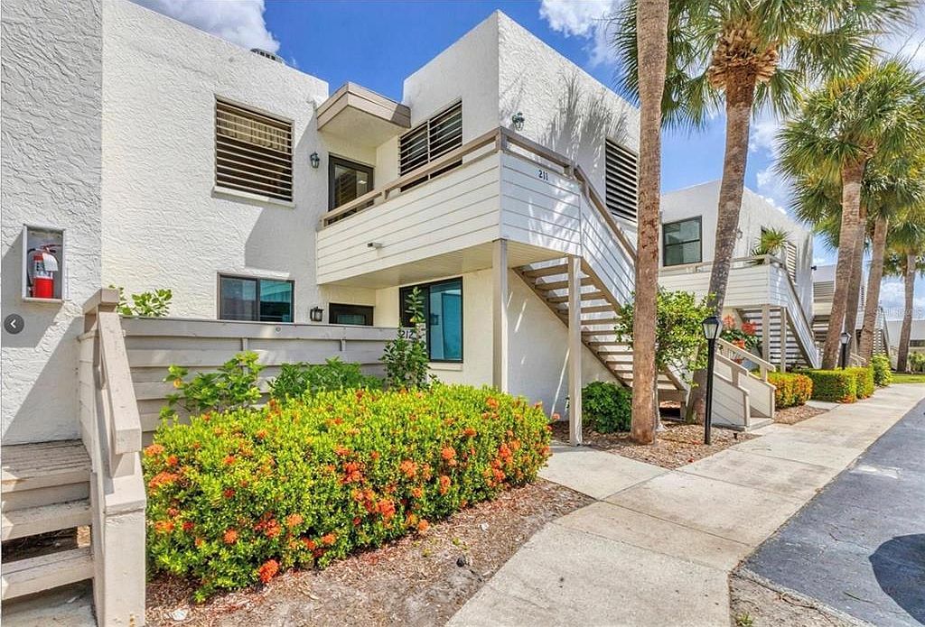 211 Lakewood Dr #211 Bradenton, FL 34210  | Condominium
