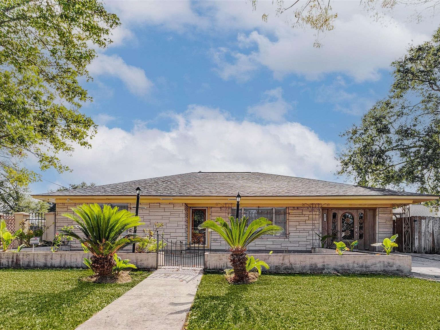 101 Live Oak St Baytown, TX 77520 - Thumbnail 2