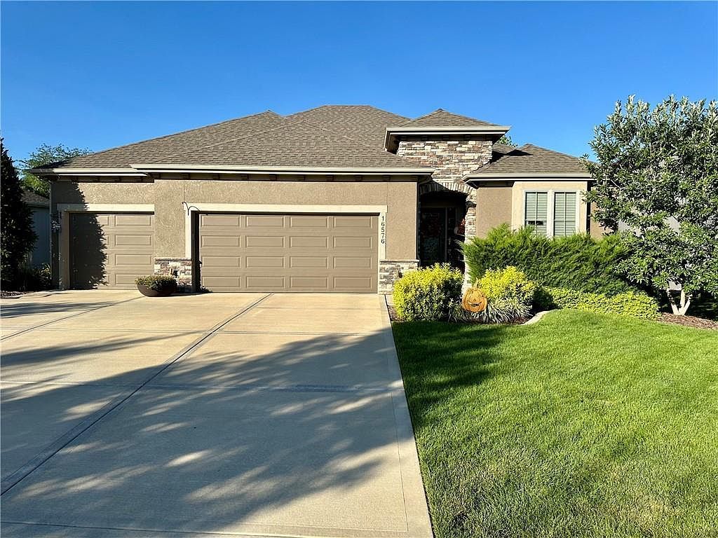 16576 S Summertree Ln Olathe, KS 66062 - Thumbnail 2