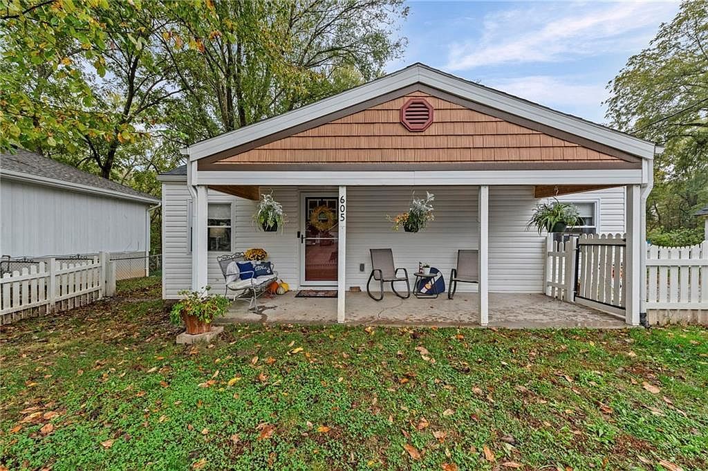 605 4th St Weston, MO 64098  | Single Family