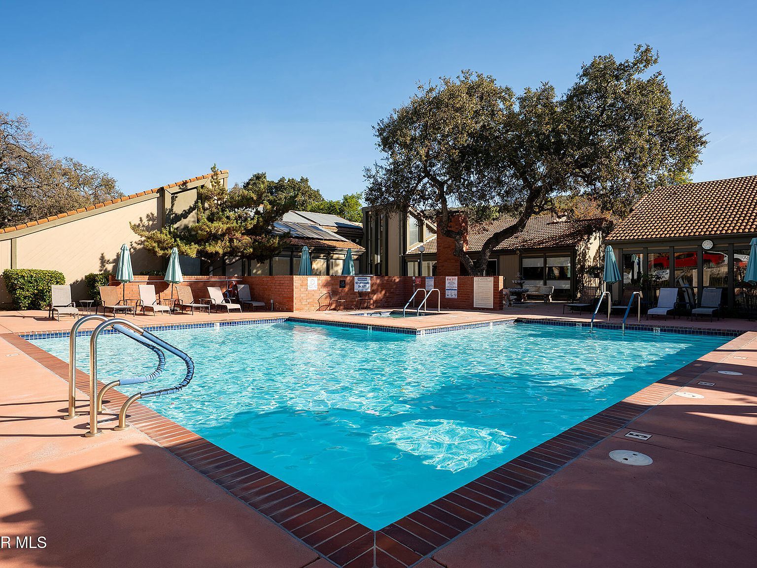 327 Chestnut Hill Ct APT 11 Thousand Oaks, CA 91360 - Thumbnail 2