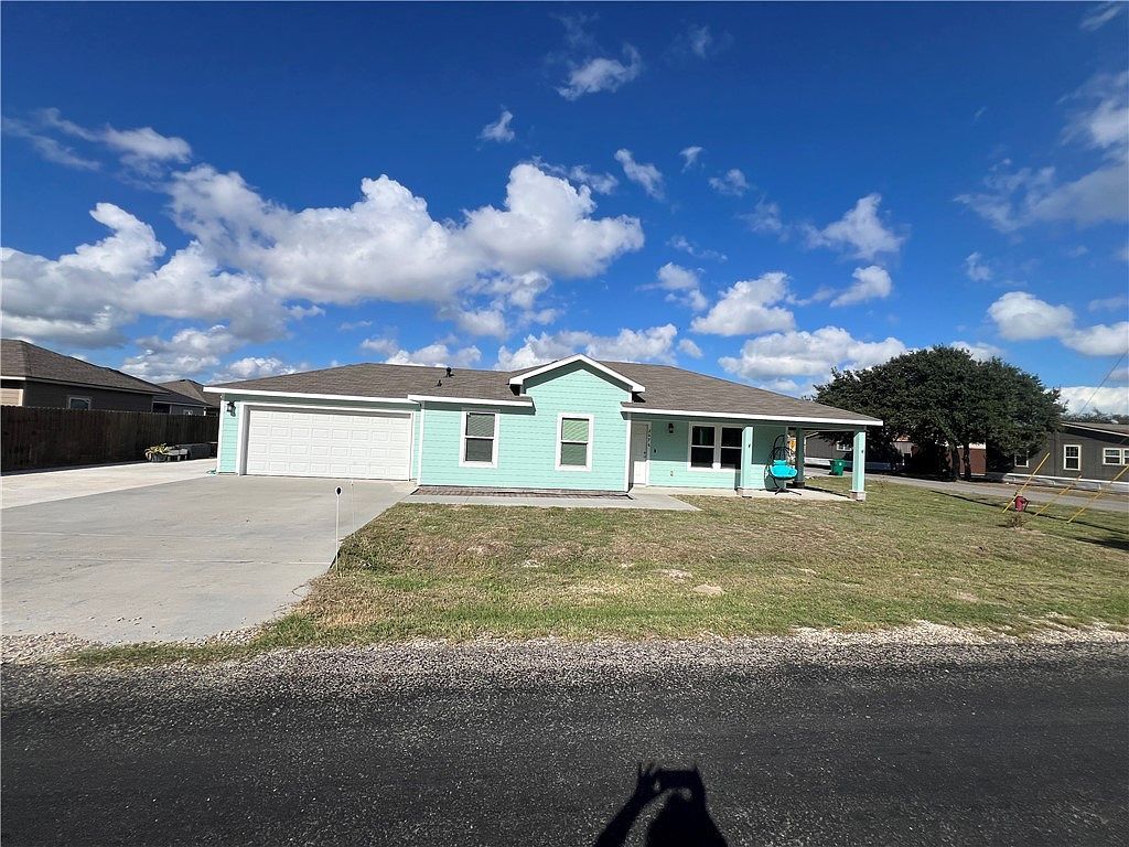 2076 S Saunders St Aransas Pass, TX 78336 - Thumbnail 2