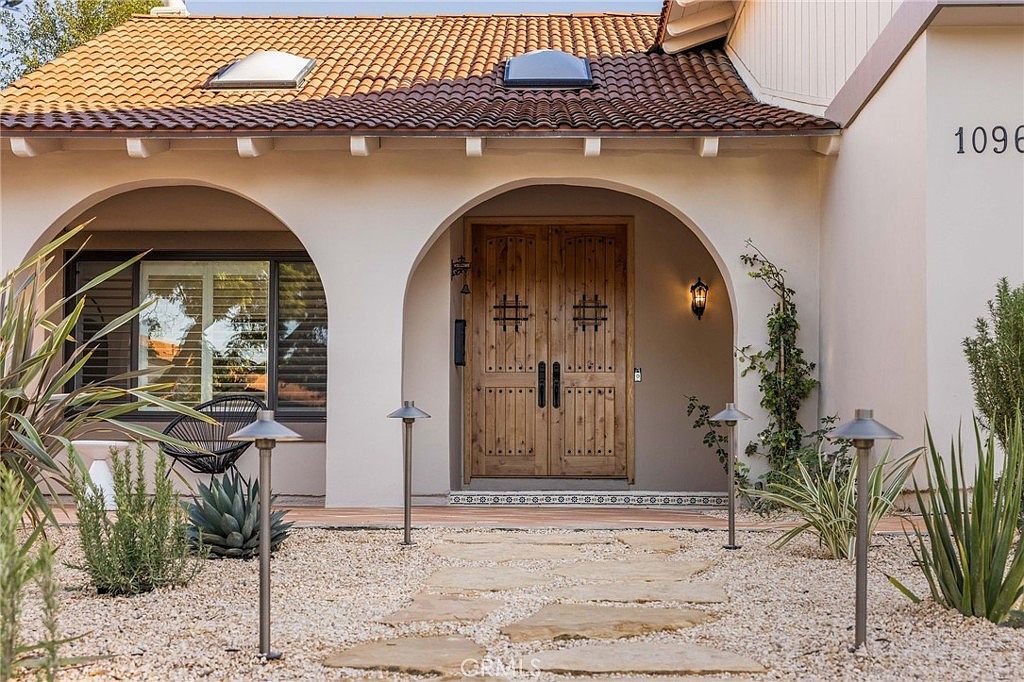 1096 Tulare Dr Costa Mesa, CA 92626 - Thumbnail 2