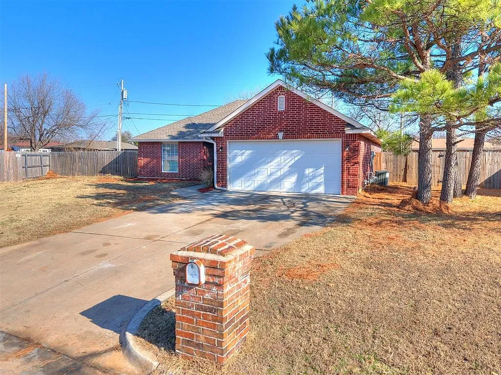 712 Wall Cir Moore, OK 73160, 73160