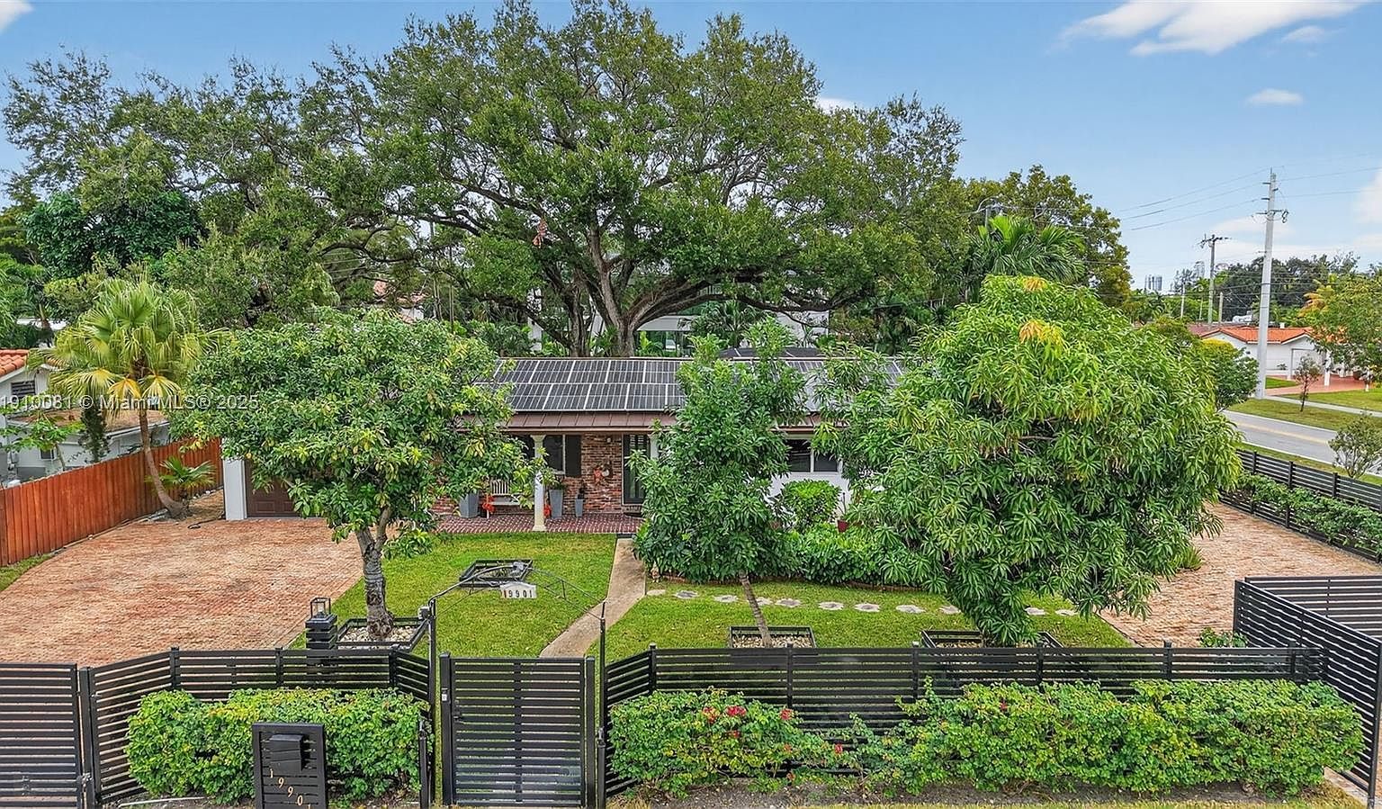 19901 NE 21st Ave Miami, FL 33179 - Thumbnail 2