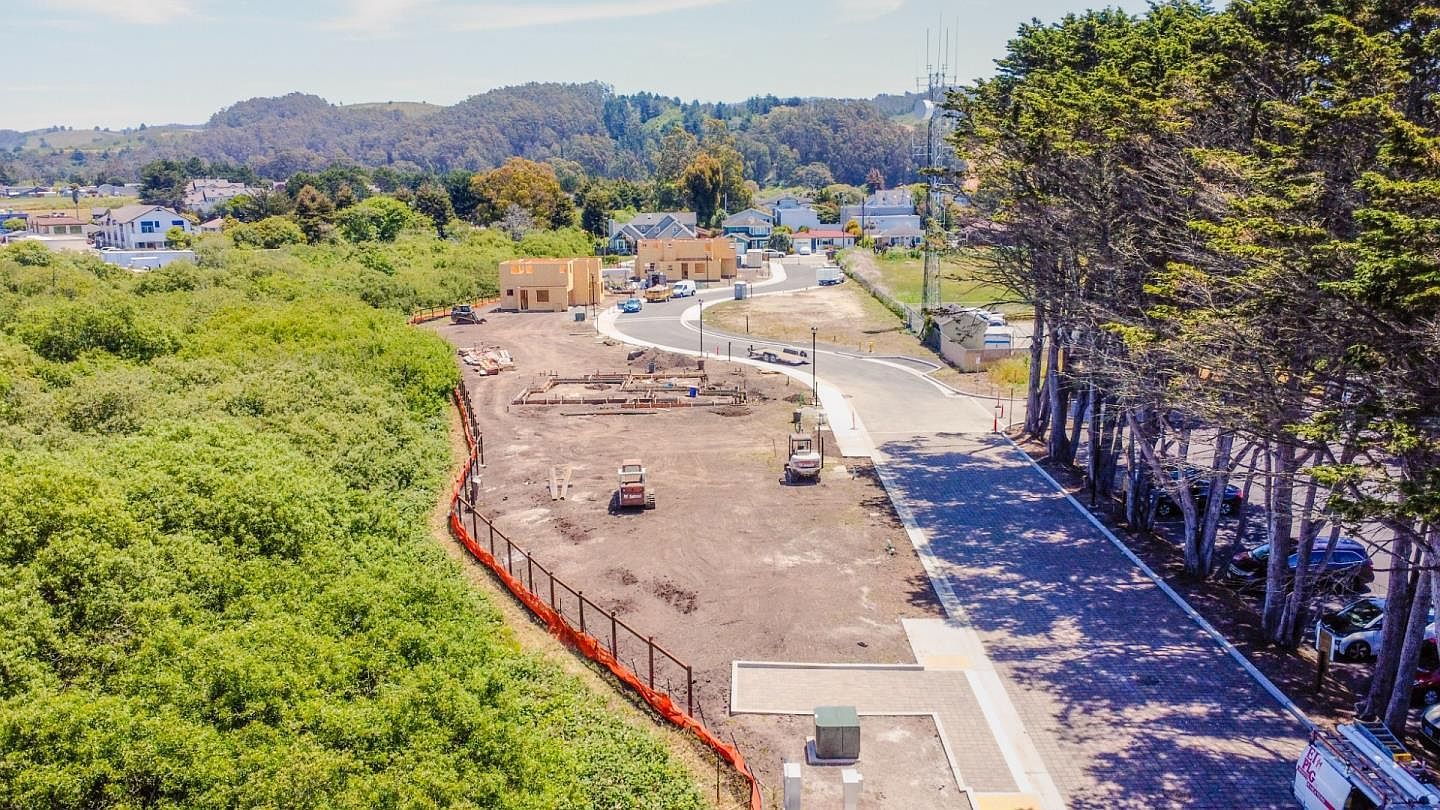 587 Creekside Ct Halfmoonbay, CA 94019 - Thumbnail 2