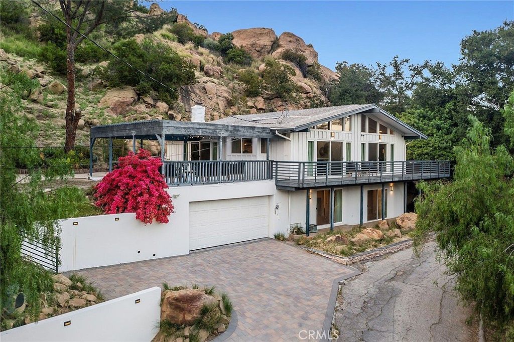 8657 Valley Flores Dr Canoga Park, CA 91304 - Thumbnail 2