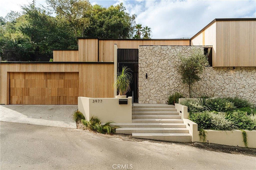 3977 Oeste Ave Studio City, CA 91604 - Thumbnail 2