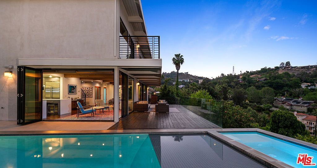 2608 Carman Crest Dr Los Angeles, CA 90068 - Thumbnail 2