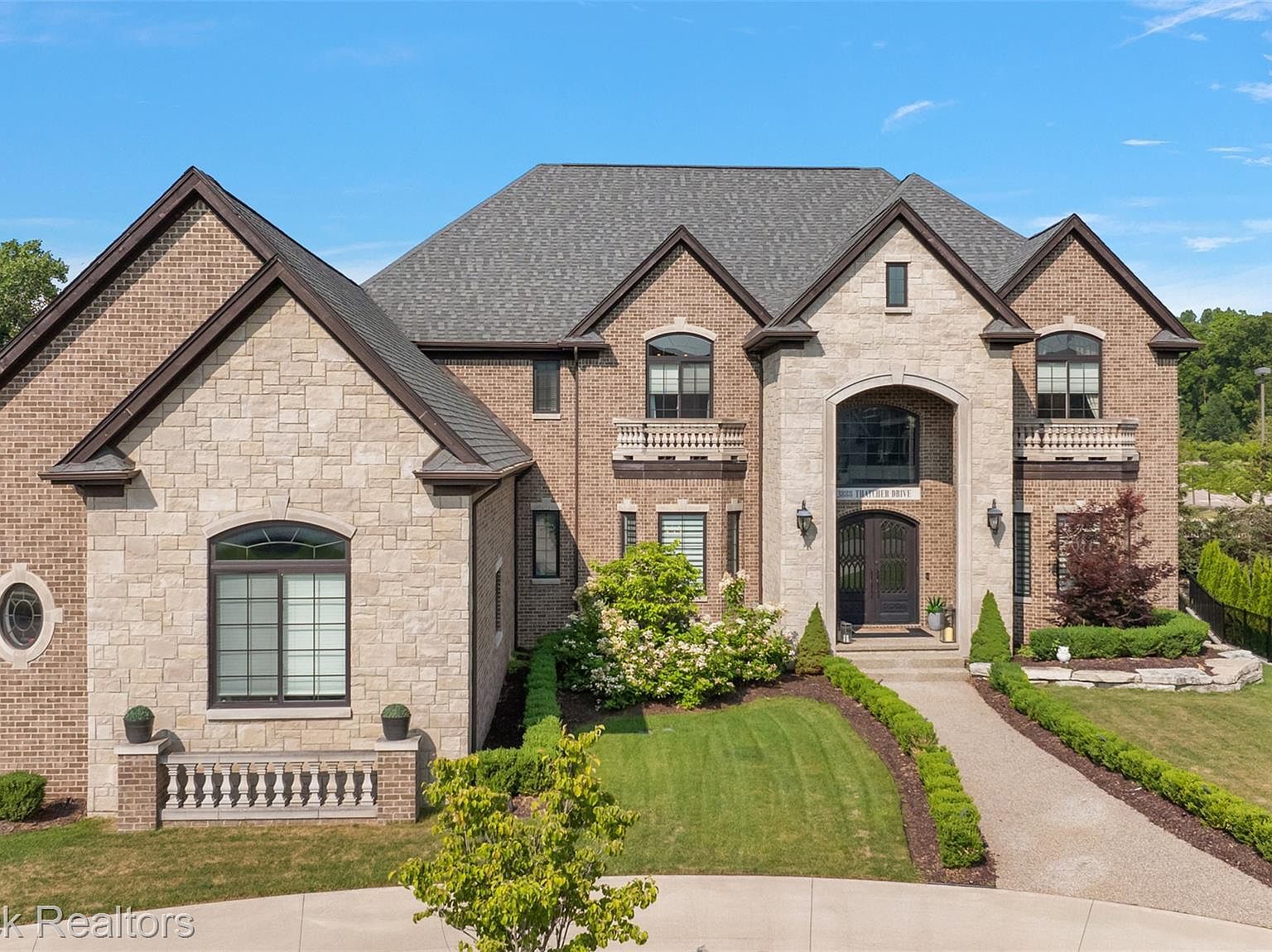 3888 Thatcher Dr Rochester Hills, MI 48309 - Thumbnail 2