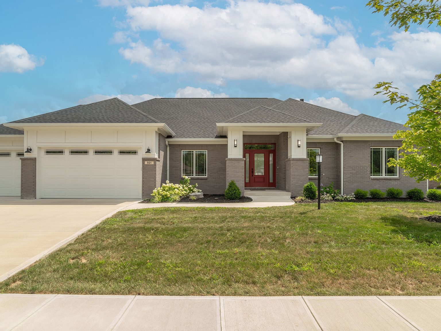 921 Justine Cir E Indianapolis, IN 46234 - Thumbnail 2