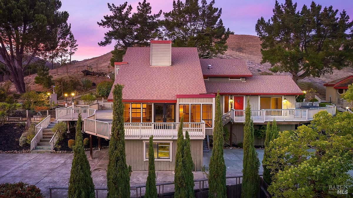 66 Martinez Ct Novato, CA 94945 - Thumbnail 2