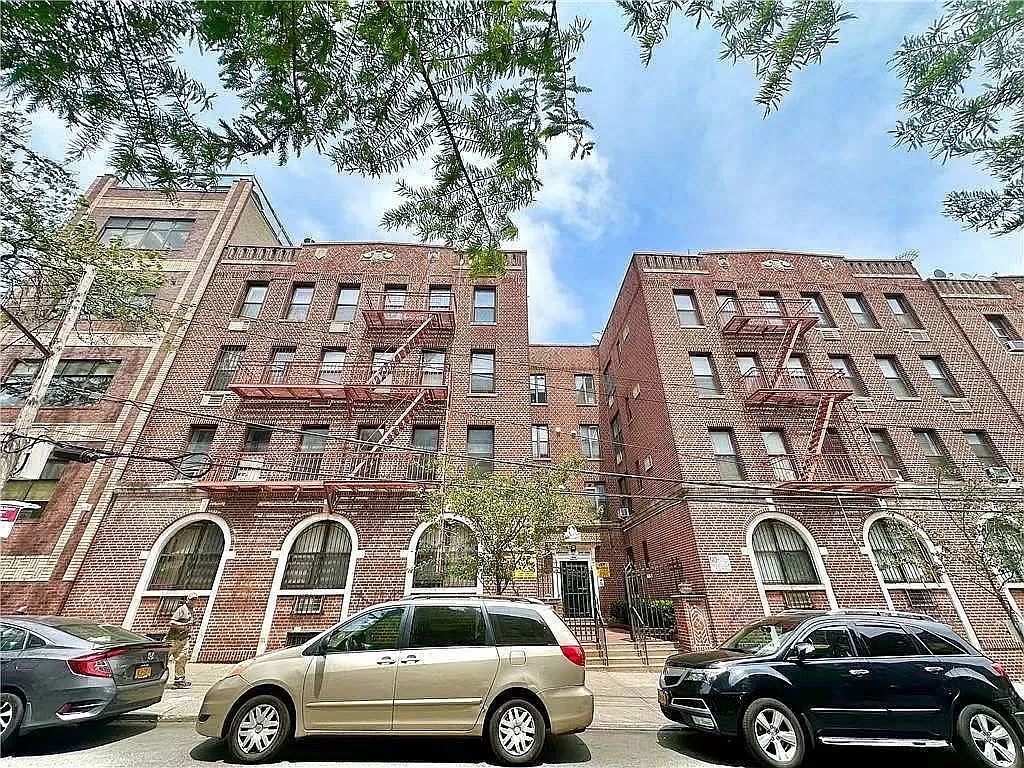 1025 45th St APT 4D Brooklyn, NY 11219 - Thumbnail 2