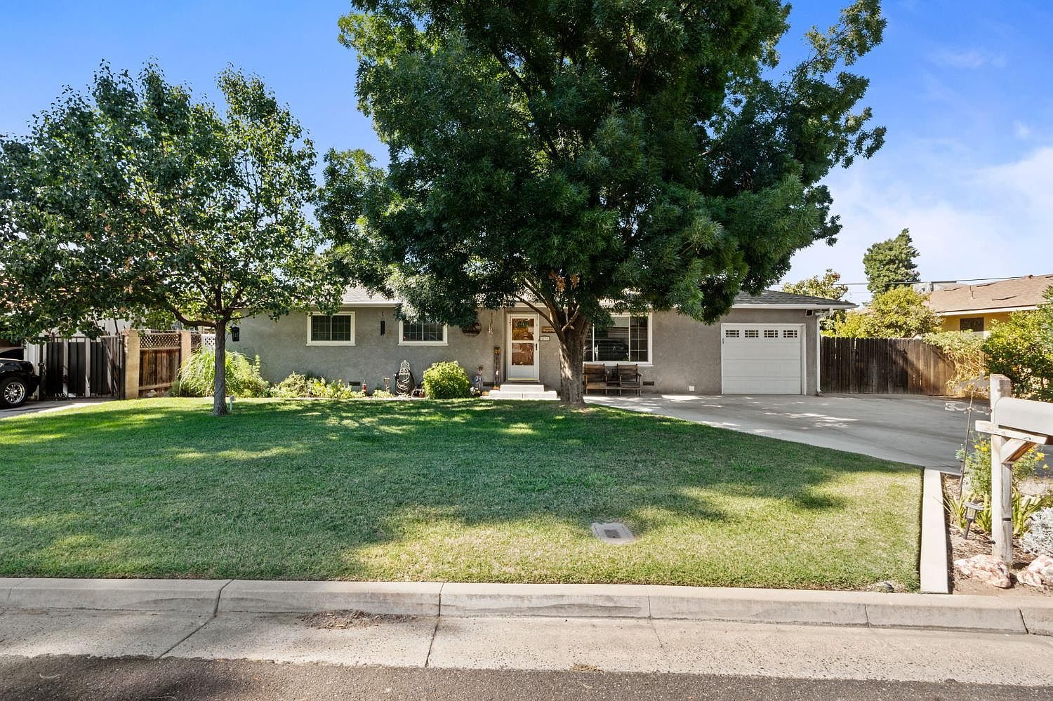 5739 E Hampton Way Fresno, CA 93727 - Thumbnail 2