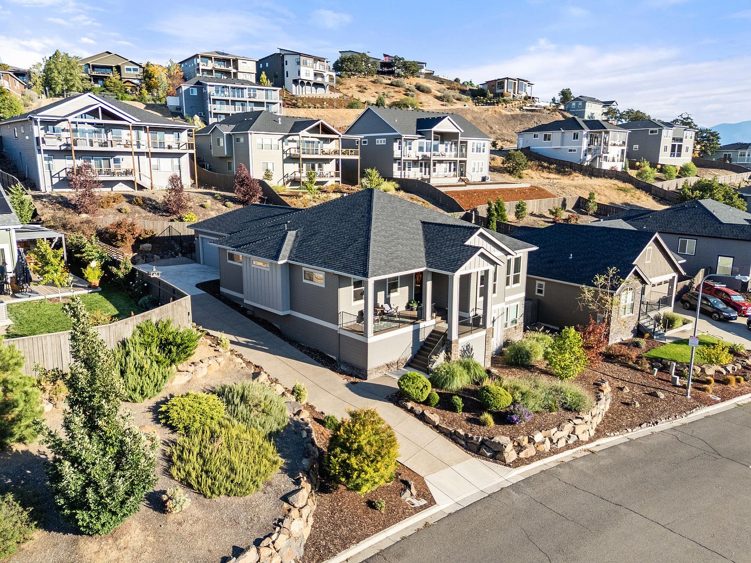 523 W La Strada Cir, Medford, OR, 97504 - Thumbnail 2