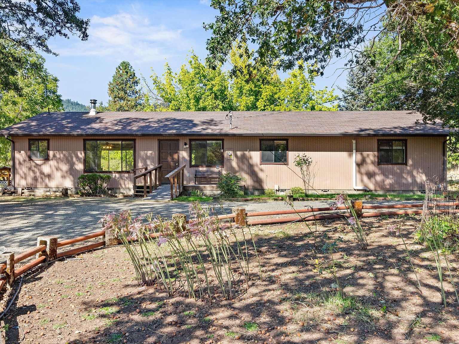 5442 Hugo Rd Grants Pass, OR 97526 - Thumbnail 2