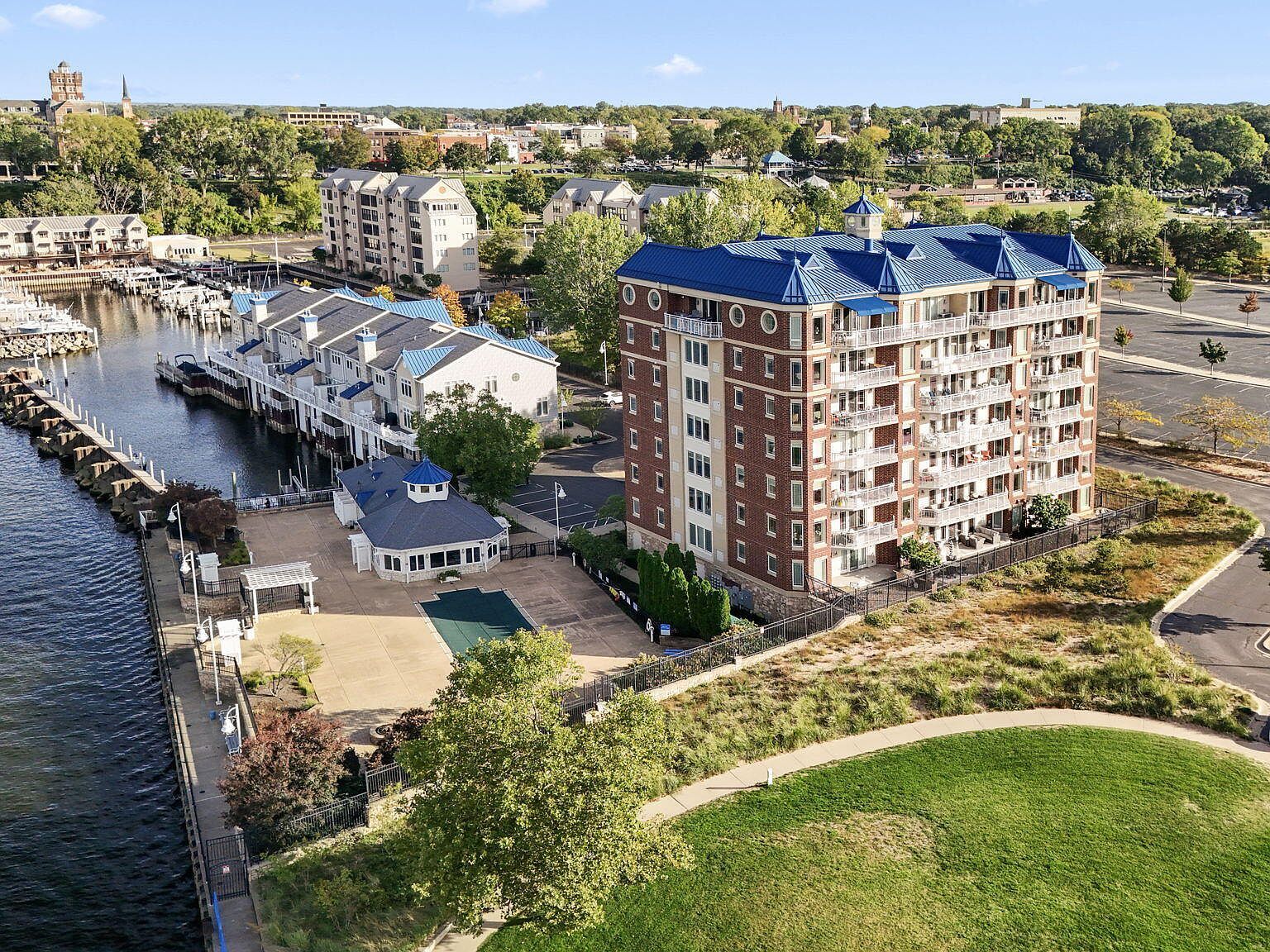 200 Lake St UNIT 3C Saint Joseph, MI 49085 - Thumbnail 2