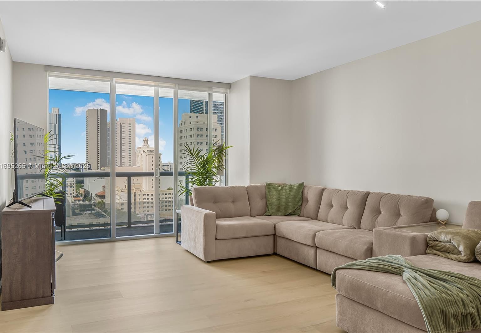 50 Biscayne Blvd APT 1505 Miami, FL 33131 - Thumbnail 2