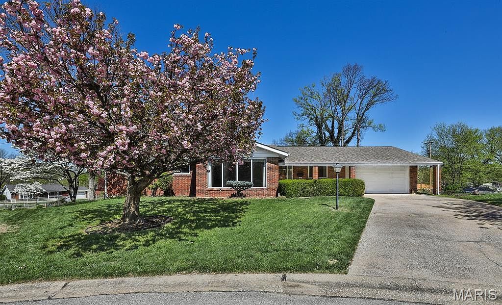 127 S Cardinal Ln Saint Charles, MO 63301  | Single Family