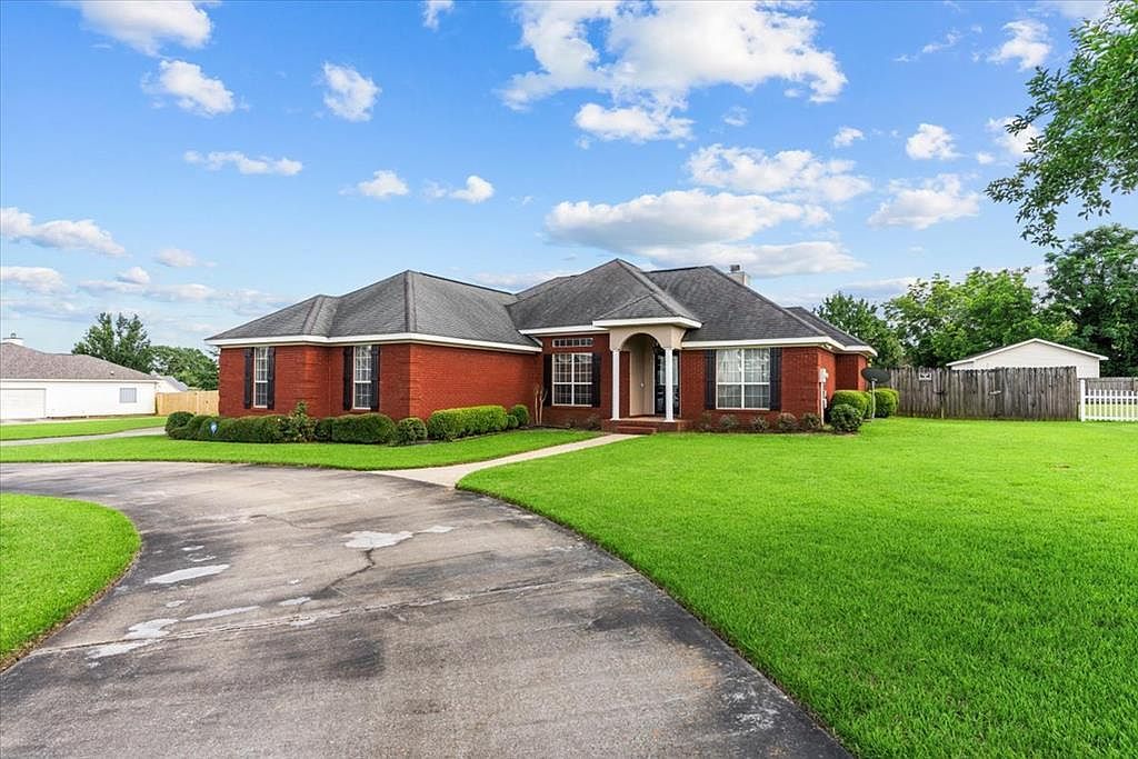 110 Lake Ln Headland, AL 36345 - Thumbnail 2