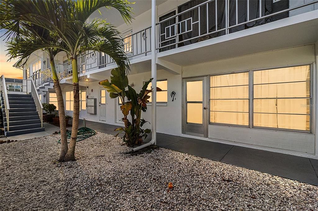 1221 Drew St APT B3 Clearwater, FL 33755 - Thumbnail 2