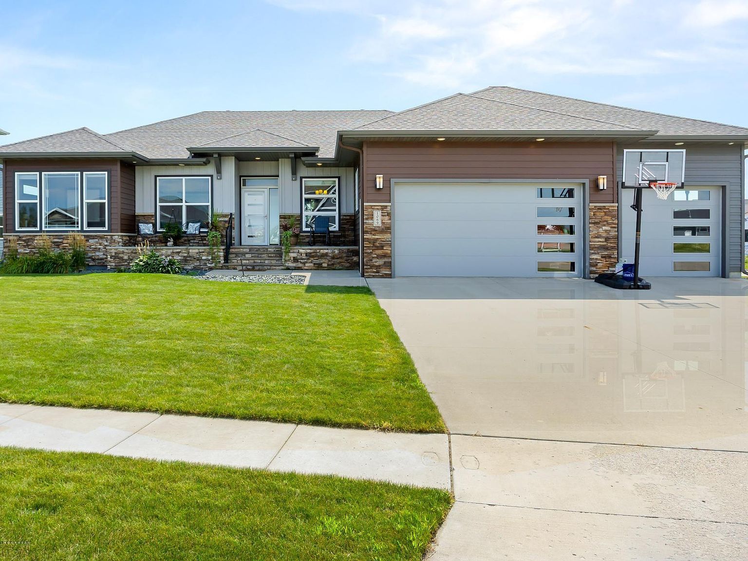 1069 51st Ave W West Fargo, ND 58078 - Thumbnail 2