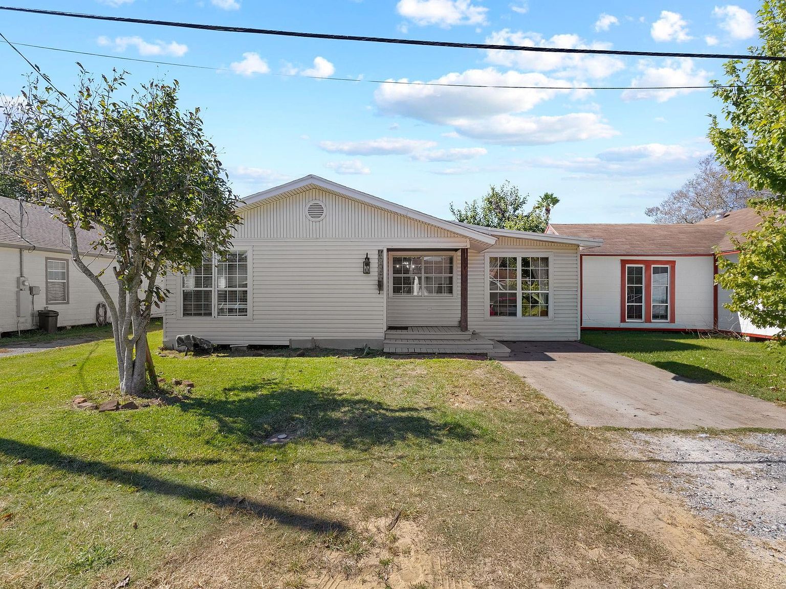 1006 Montgomery St Port Neches, TX 77651 - Thumbnail 2