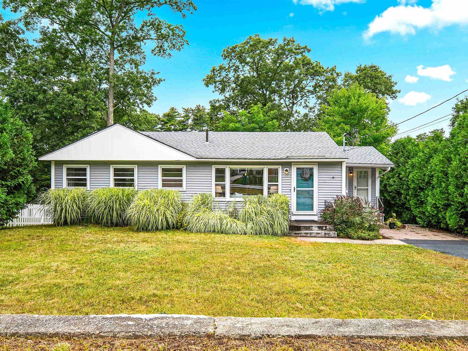 16 Hillside Drive Nashua, NH 03064, 3064
