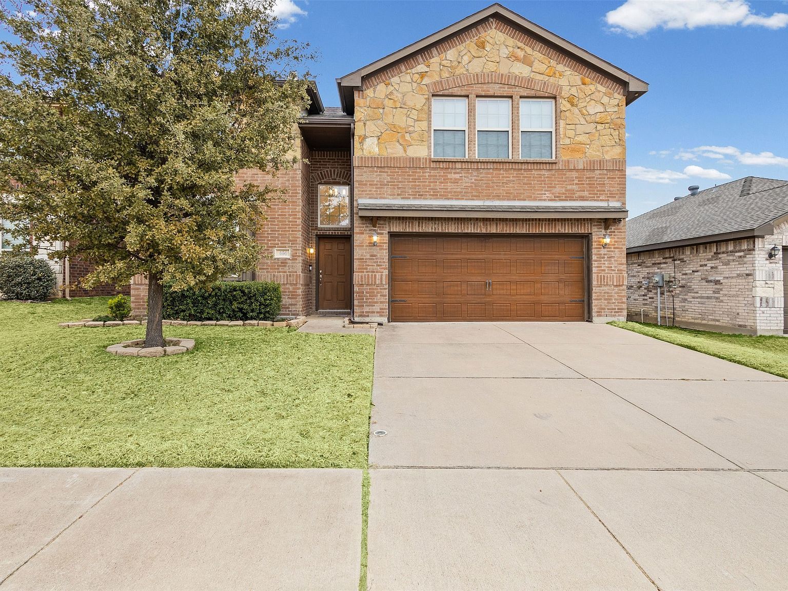 404 Millbrook Ln Fort Worth, TX 76112 - Thumbnail 2