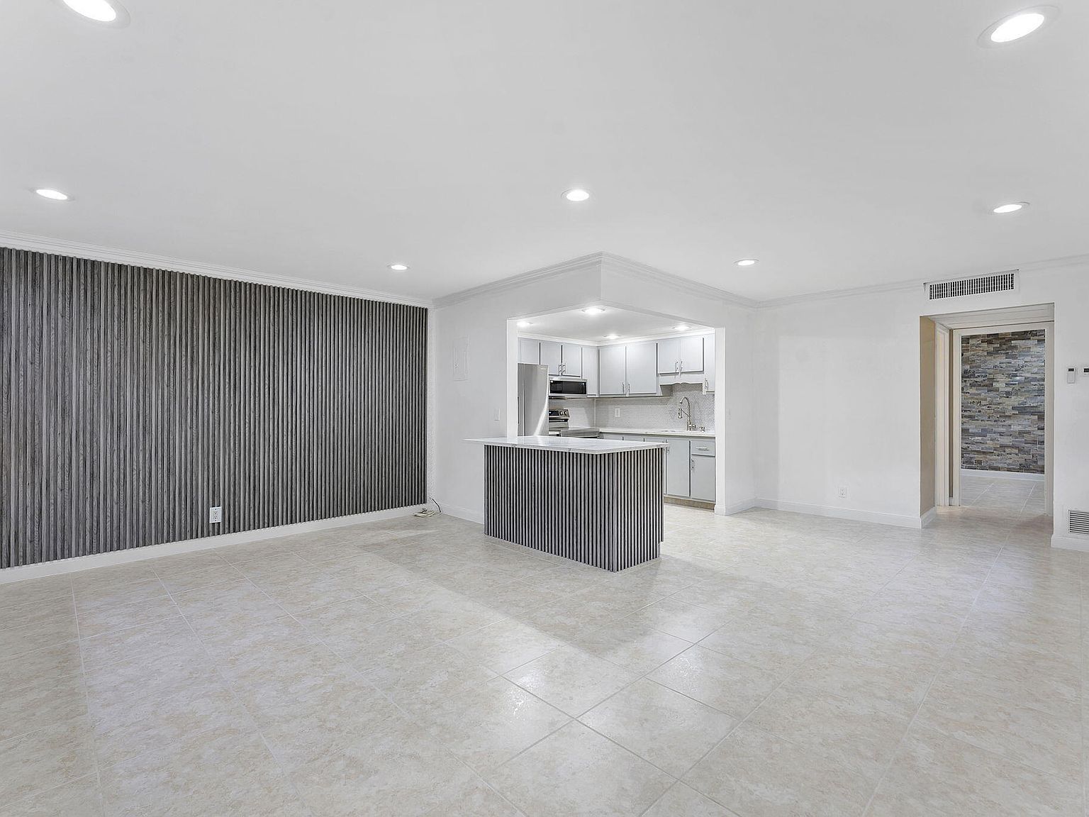 527 Brittany E #K Delray Beach, FL 33446 - Thumbnail 2