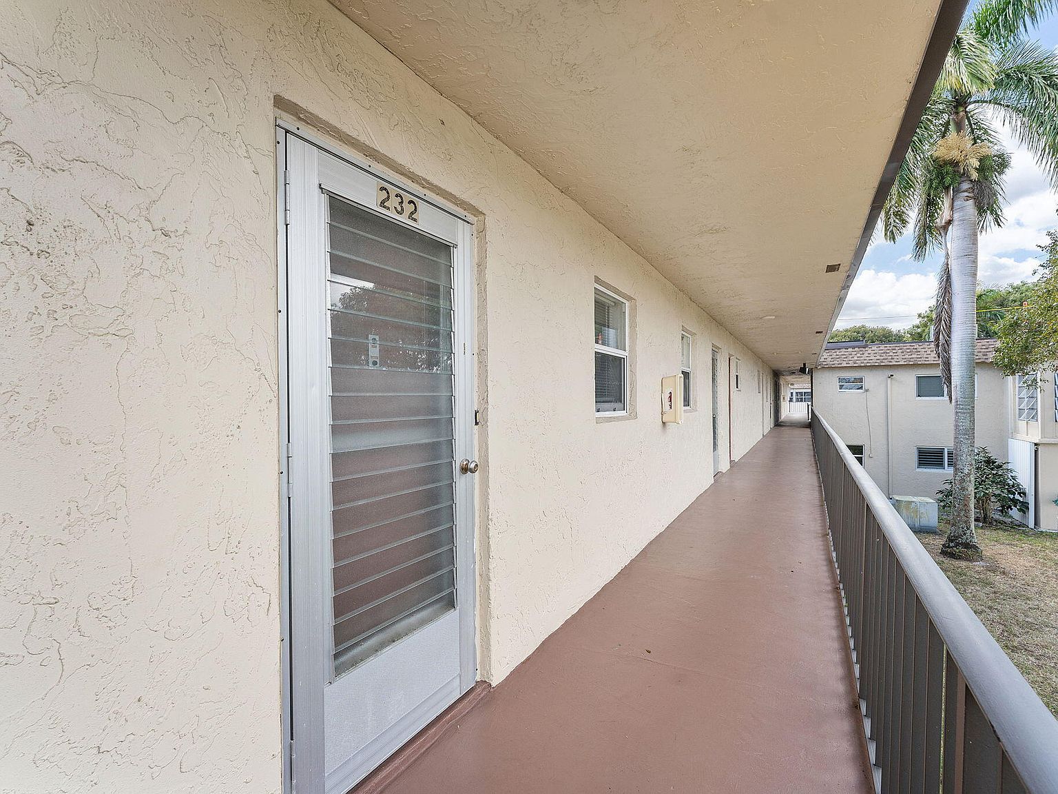 750 Lori Dr APT 232 Palm Springs, FL 33461 - Thumbnail 2