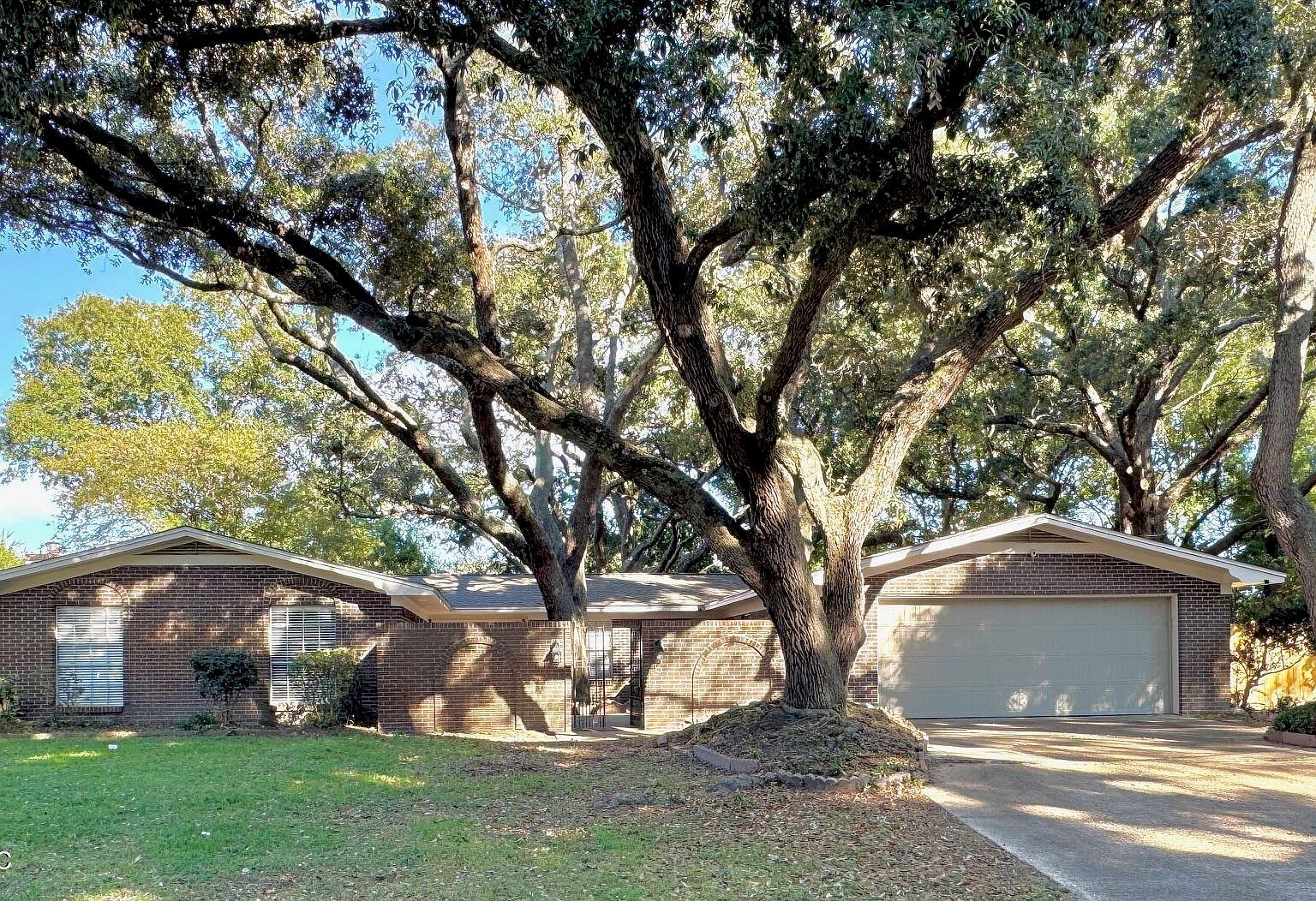 304 Fairview Dr Biloxi, MS 39531 - Thumbnail 2