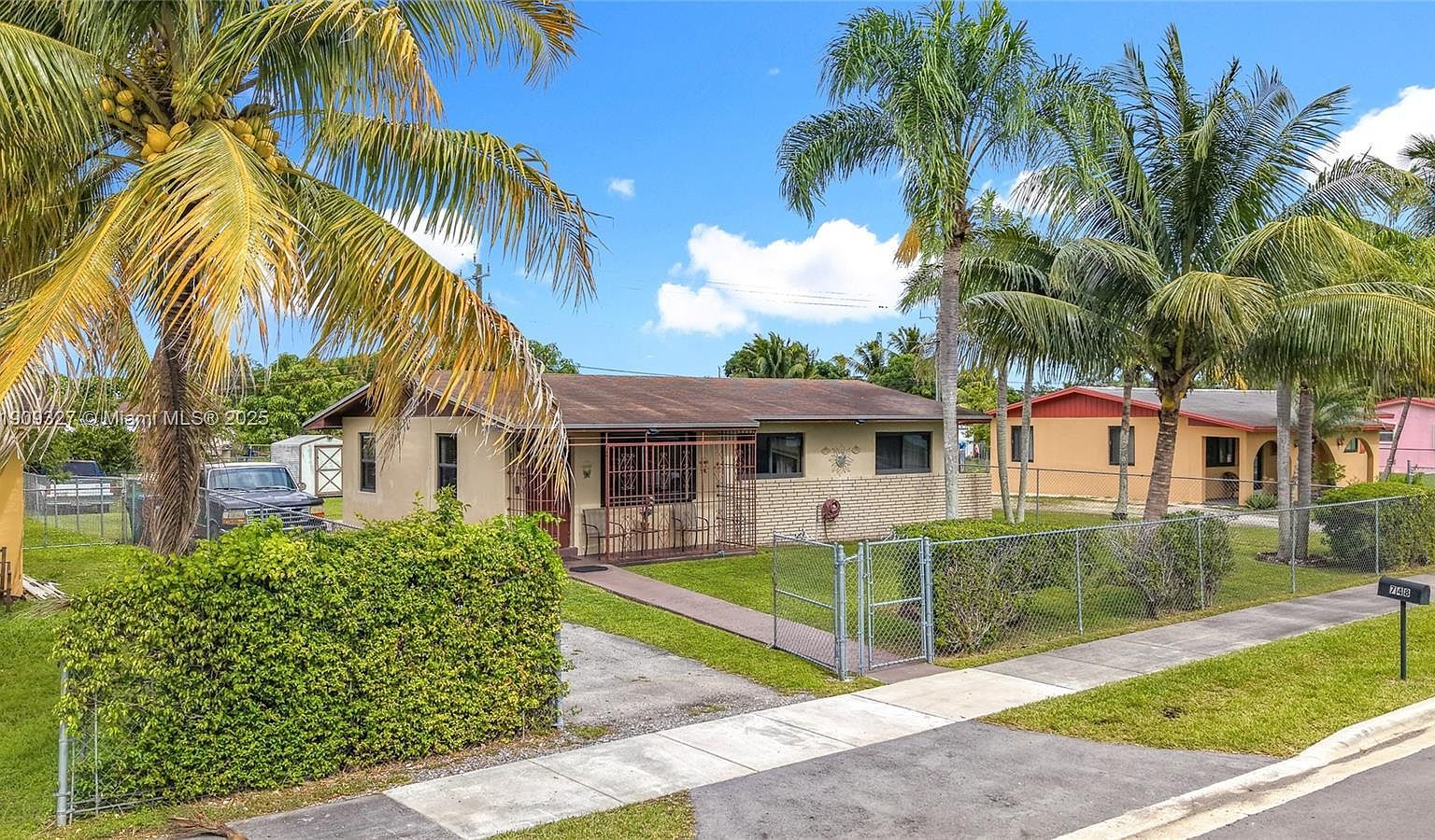 748 NW 2nd St Florida City, FL 33034 - Thumbnail 2