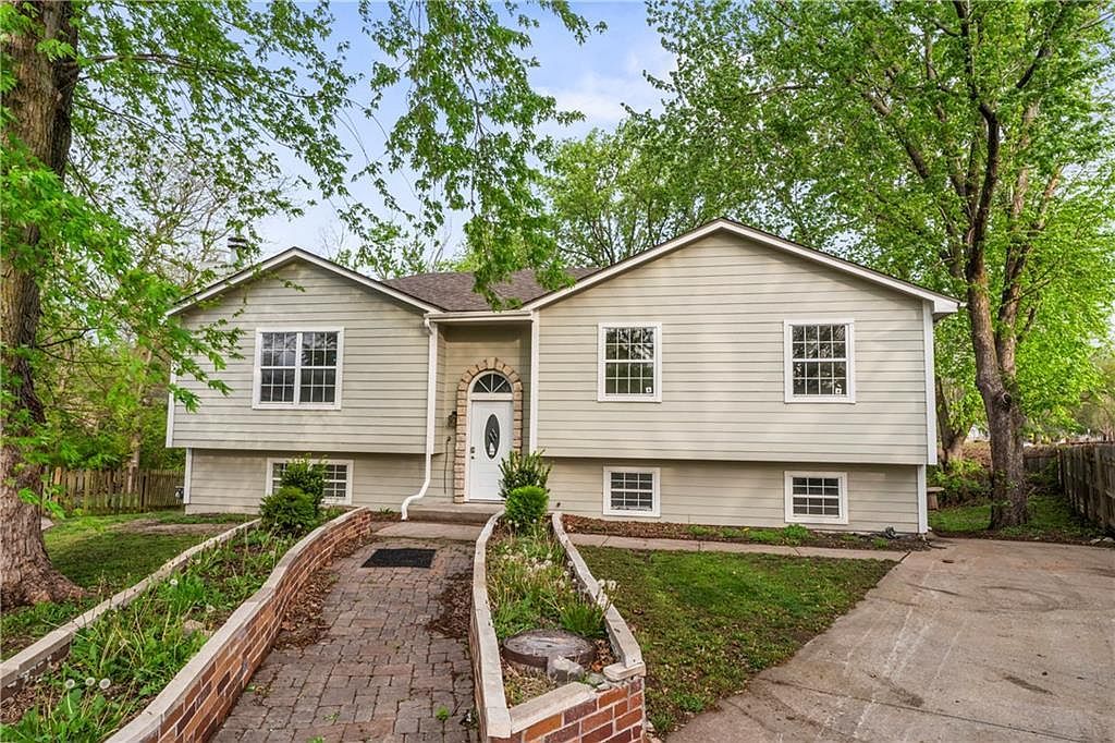 318 SE Bent Tree Dr Blue Springs, MO 64014  | Single Family