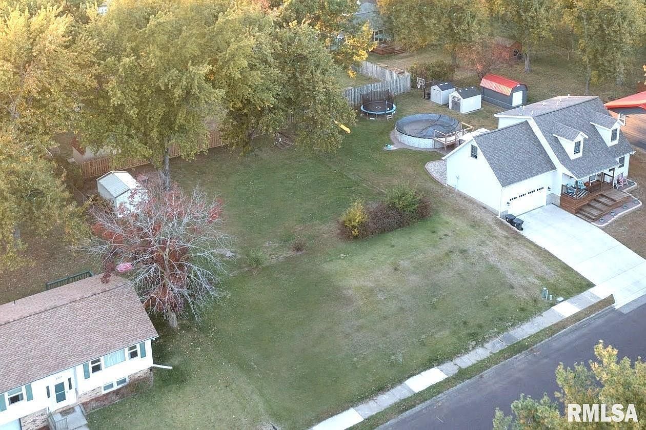 225 Maple Park Dr Pekin, IL 61554 - Thumbnail 2