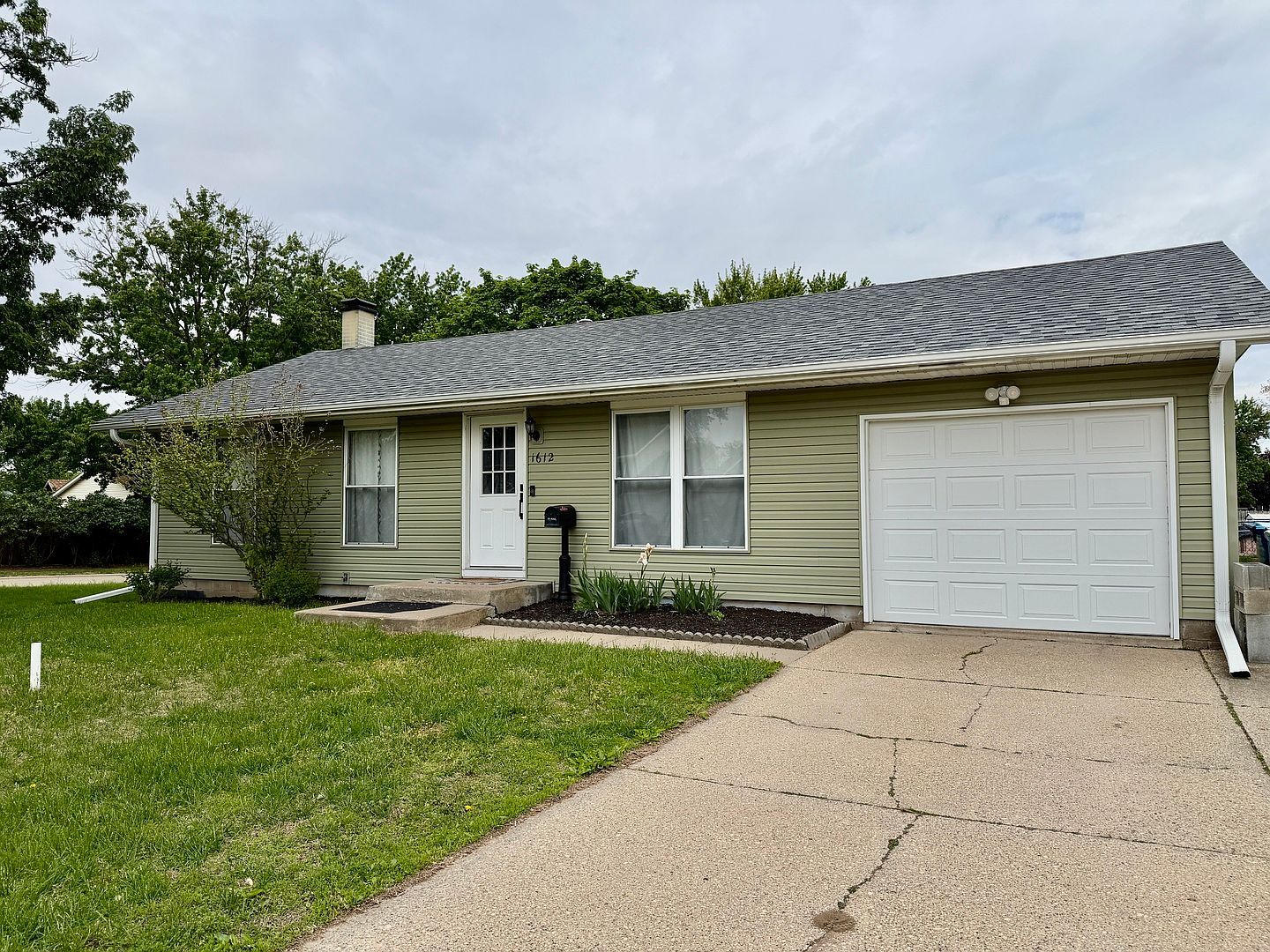 1612 Middle Rd Camanche, IA 52730, 52730