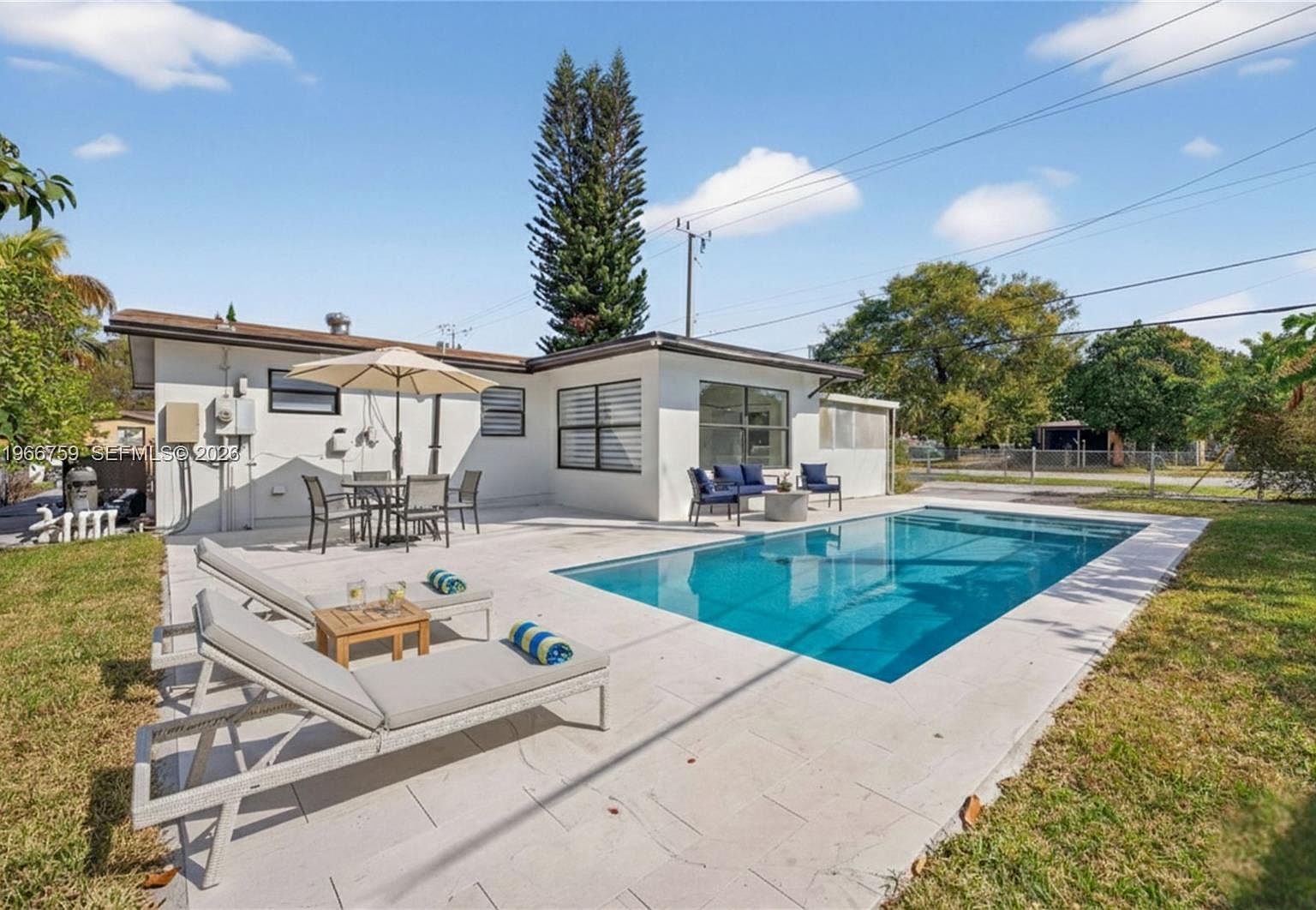 190 NE 173rd St North Miami Beach, FL 33162 - Thumbnail 2