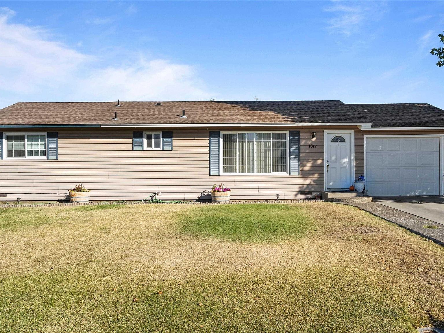 1012 Coach Ct Grandview, WA 98930 - Thumbnail 2