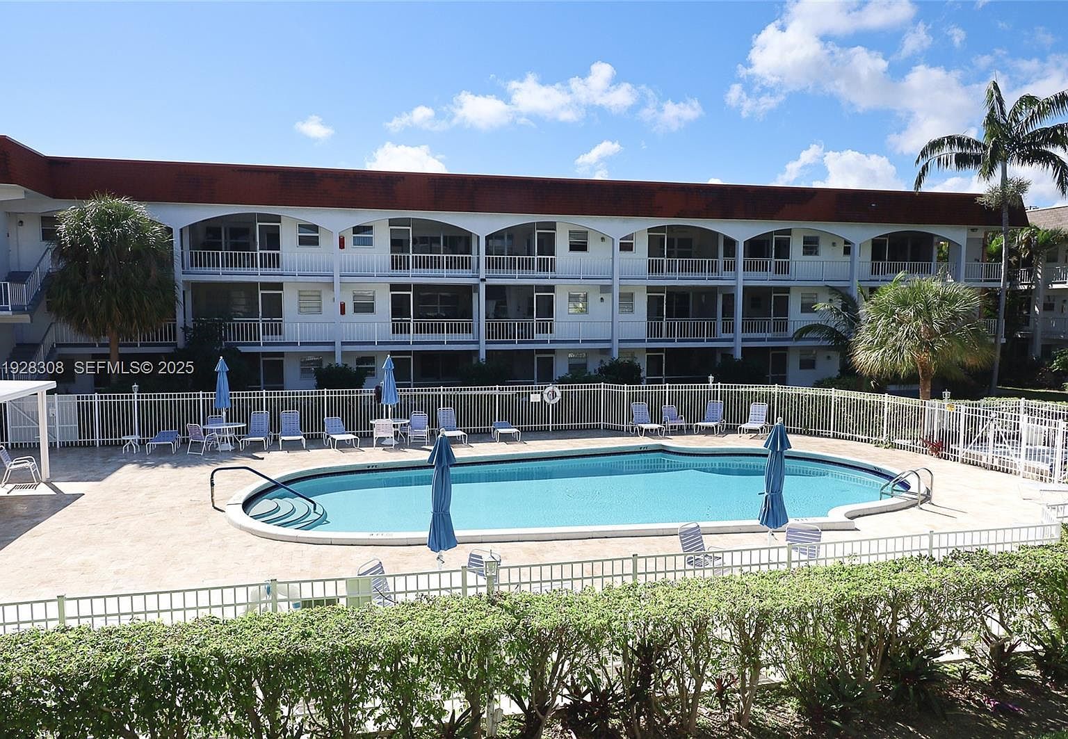 501 Blue Heron Dr APT 220A Hallandale Beach, FL 33009 - Thumbnail 2