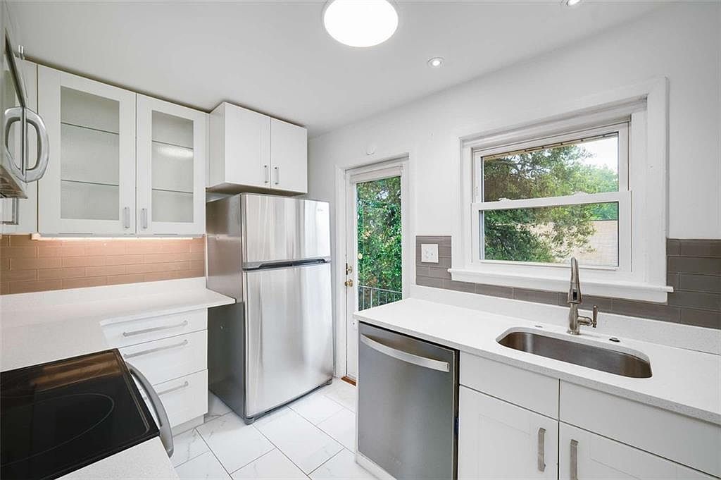 3510 Roswell Rd NW APT M4 Atlanta, GA 30305 - Thumbnail 2